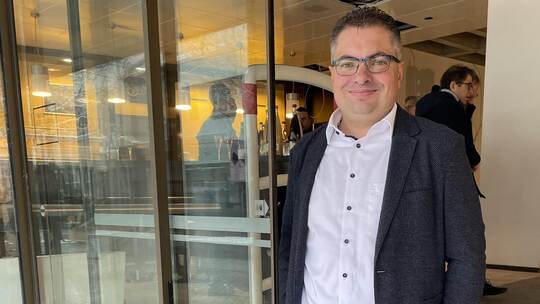 CDU-Stadtrat Oliver Höhner aus Mühlhausen erfüllt sich mit der Eröffnung seines eigenen Ladens einen Lebenstraum. Foto: Stäbler
