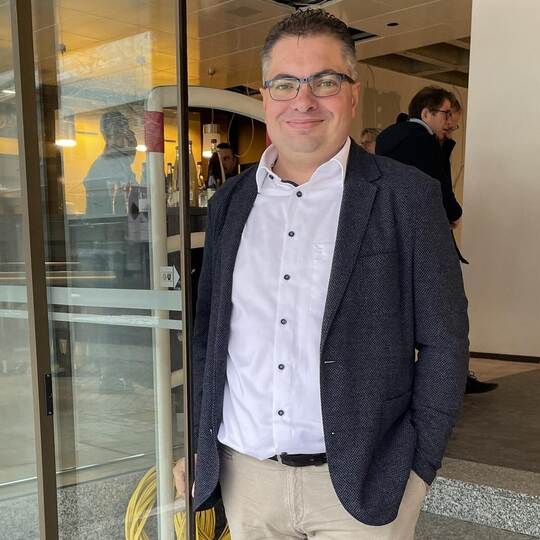CDU-Stadtrat Oliver Höhner aus Mühlhausen erfüllt sich mit der Eröffnung seines eigenen Ladens einen Lebenstraum. Foto: Stäbler