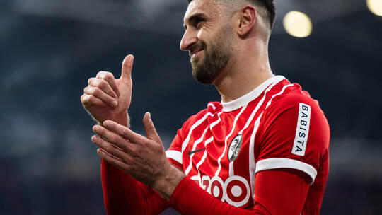 Daumen hoch für den SC Freiburg: Vincenzo Grifo fühlt sich pudelwohl bei den Breisgauern.Foto: GES GES/ Fussball/ SC Freiburg - FC Bayern Muenchen, 08.04.2023