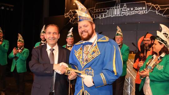 Höhepunkt des Abends war die Rathausschlüsselübergabe. Bürgermeister Frank Spottek stellte sich tapfer dem unvermeidlichen närri