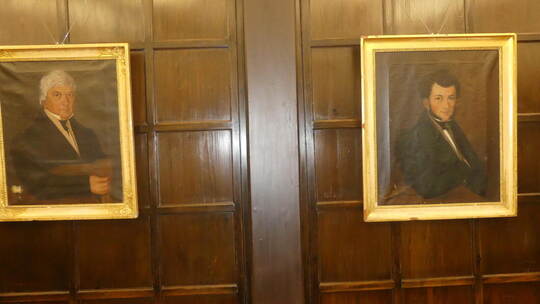 Im Sitzungssaal des Höfener Rathauses haben Portraits von Johann Jakob Krauth (links) und Johann Philipp Krauth (rechts) Platz g