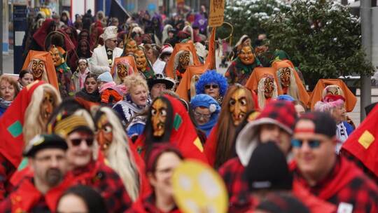 Buntes Treiben in der Innenstadt: Eine Narrenschar mit Häs, Masken und bunten Kostümen zieht am Samstag vom Leopoldplatz bis zum