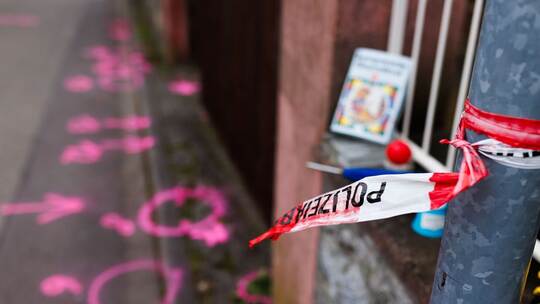 Mann bedroht Frau und Kind mit Waffe Mann bedroht Frau und Kind mit Waffe