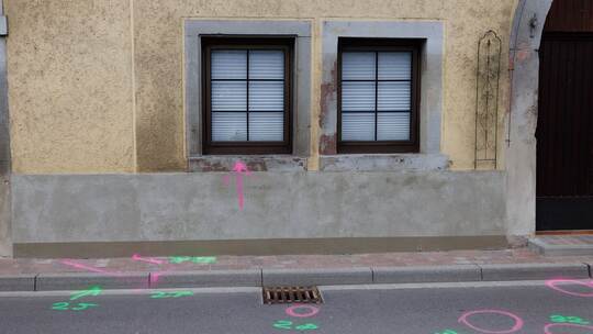 Mann bedroht Frau und Kind mit Waffe Mann bedroht Frau und Kind mit Waffe