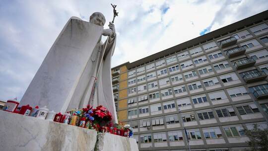 Papst Franziskus im Krankenhaus