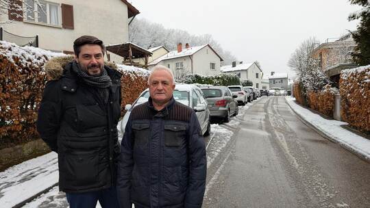Anwohner Bastian Meyer und Kümmerer Waldemar Meser an der schmalen Falkenstraße – wie immer auf einer Seite komplett zugeparkt.