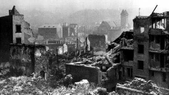 So furchtbar sah das zerstörte Pforzheim nach dem alliierten Luftangriff am 23. Februar 1945 kurz vor Ende des Zweiten Weltkrieg Pforzheim - Zweiter Weltkrieg