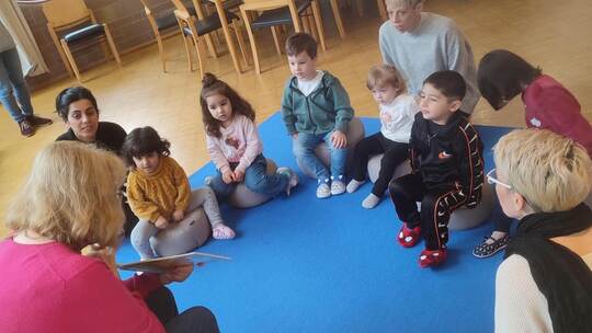 Eine Spielgruppe gibt es etwa beim DiakoniePunkt Dillweißenstein. Beim Vorlesetag 2023 lauschten die Kinder gespannt. DiakoniePu