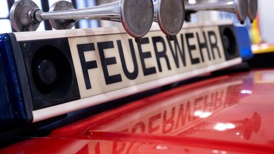 Ein Einsatzwagen der Feuerwehr steht in einer Halle