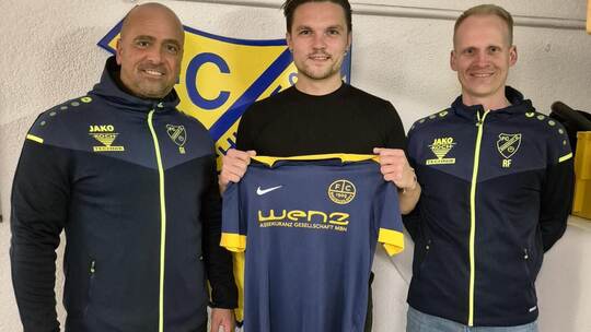 Bauschlotts Trainer Gero Italiano (links) und der Sportliche Leiter Ruben Frick (rechts) freuen sich über die Verpflichtung von
