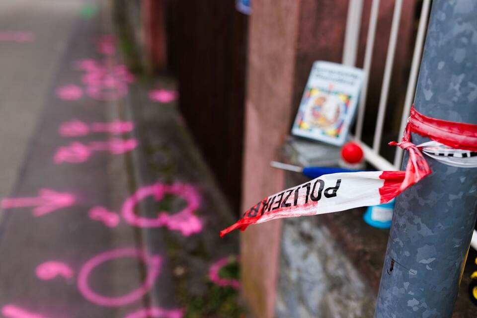 Mann bedroht Frau und Kind mit Waffe Mann bedroht Frau und Kind mit Waffe