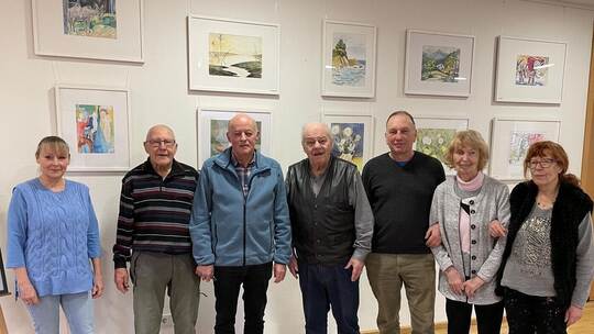 Die Bilder der Gruppe zieren inzwischen die Wand im Conweiler Bürgertreff. Kursleiter ist der freischaffende Künstler Dirk Schie