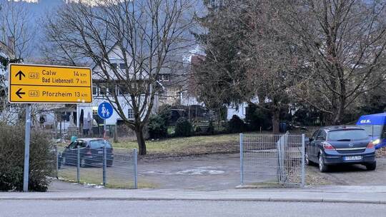Hier soll ein medizinisches Versorgungszentrum entstehen: das Gelände links neben dem P+R Parkplatz, gegenüber vom Bahnhof. Dast