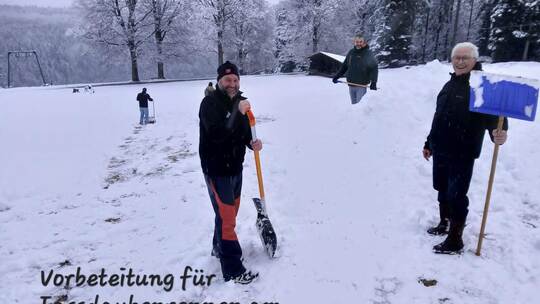 Auf dem Sommerberg werden von fleißigen Helfern der Skizunft Schneedepots angelegt. Eisele
