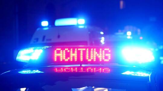 Achtung Leuchte auf Polizeiwagen - Symbolbild Achtung Leuchte auf Polizeiwagen - Symbolbild