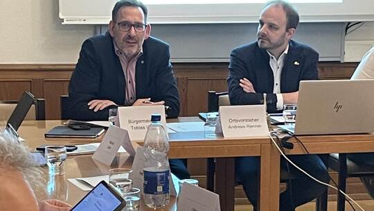Bürgermeister Tobias Volle (links), hier mit Ortsvorsteher Andreas Renner, stellt sich in Eutingen den Fragen der Ortschaftsräte