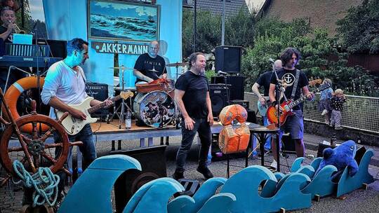 Die Bordkapelle Akkermann setzt wieder Segel – und sticht mit maritimen Stromgitarren-Retro-Sound in See. Foto:Bordkapelle Akker
