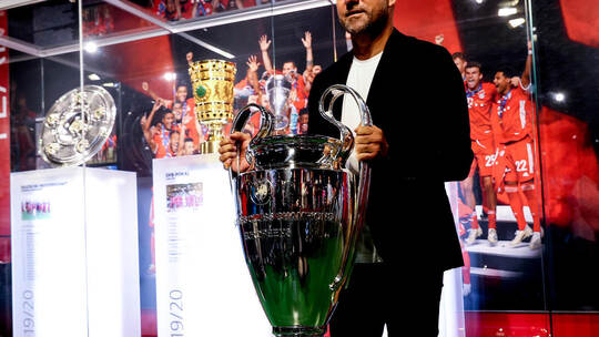 Bayern-Trainer bringt die Champions-League-Trophäe