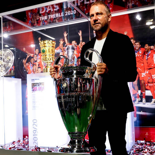 Bayern-Trainer bringt die Champions-League-Trophäe