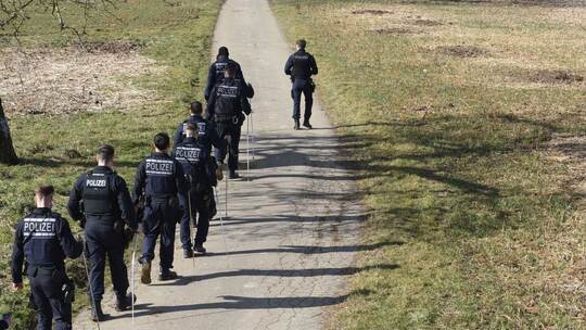 Toter Säugling auf Wiese entdeckt Toter Säugling auf Wiese entdeckt
