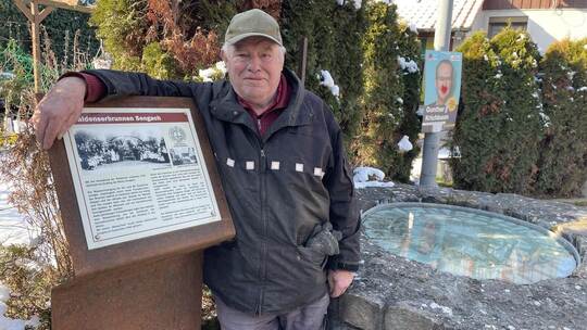 Der gebürtige Sengacher Theo Bellon – hier am Waldenserbrunnen – kennt seinen „Sennich“ in- und auswendig. Foto: Hepfer