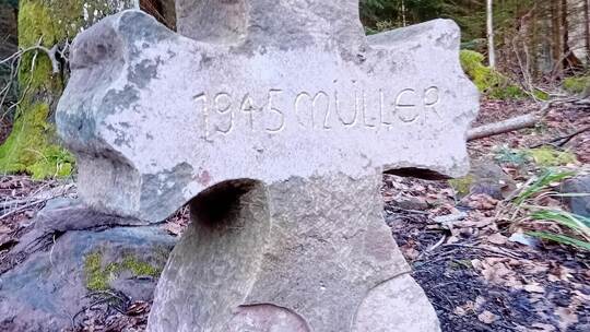 „1945 Müller“ steht auf dem errichteten Sühnekreuz. Achim Schöninger