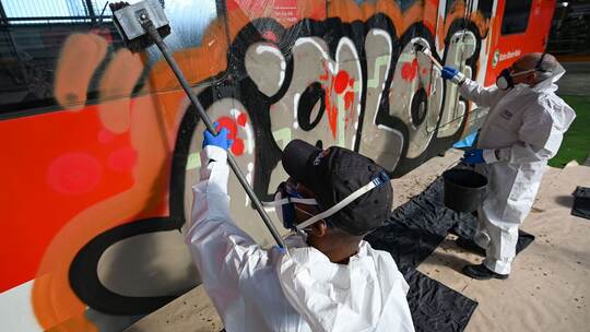 Graffiti-Entfernung bei der Bahn Graffiti-Entfernung bei der Bahn
