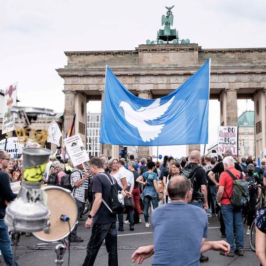 Demonstration des "Querdenker"-Milieus in Berlin