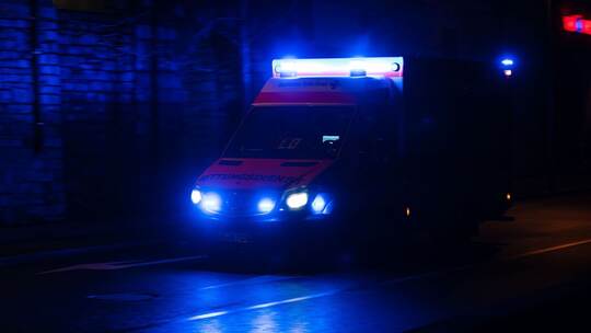 Rettungswagen im Einsatz - Symbolbild Rettungswagen im Einsatz - Symbolbild