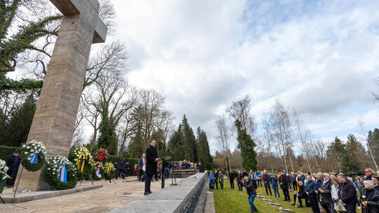 Gedenken am Hauptfriedhof für den 23. Februar: Oberbürgermeister Peter Boch warnt davor, undemokratischen Kräften das Feld zu üb