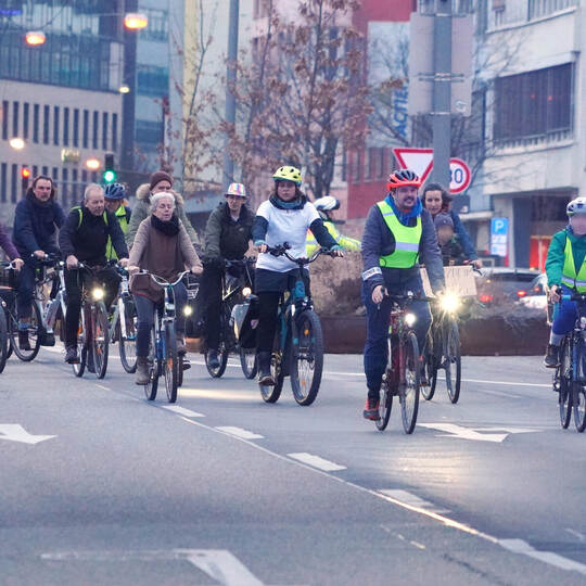 Auf der Zerrennerstraße biegen die Radaktivisten zum ersten Mal links ab. Rechtsabbiegen dagegen ist auf ihrer Tour am Samstagab
