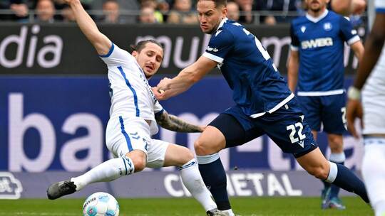 Beim ersten Sieg des KSC in diesem Jahr hatte Christoph Kobald (in Blau) als Torschütze gehörigen Anteil daran, dass es gelang,