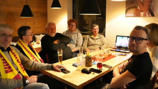 Jan Felix Stöffler, Bundestagskandidat der FDP im Wahlkreis Calw, (Vierter von links) bei seiner Wahlparty in seinem Heimatort A