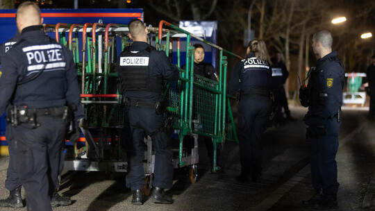 Kaum sind die Fackeln der Rechtsextremen auf dem Wartbergplateau erloschen, werden die dortigen Polizeibarrikaden bereits abgeba