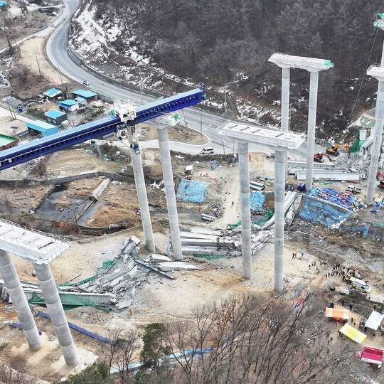 Brückeneinsturz auf Autobahnbaustelle in Südkorea