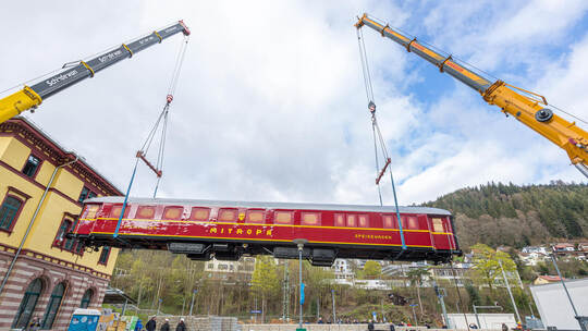 Kraftakt: Mit Schwerlastkränen wurde der Mitropa-Speisewagen im Frühjahr 2023 aufgestellt. Nun steht das gastronomische Angebot Mitropa Speisewagen Bahnhof Bad Wildbad