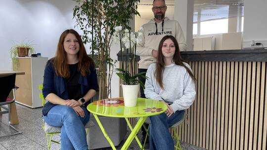 Katharina Martzios (links), Citymanager Steffen Roller und Praktikantin Hannah Putz präsentieren stolz die neuen Räumlichkeiten