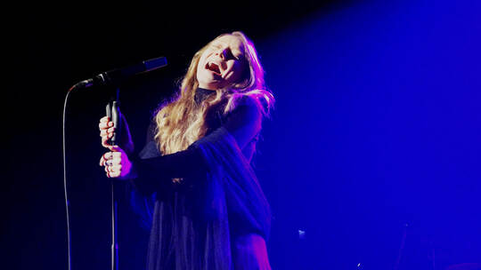 Mit berührenden Liedern begeistert die Sängerin Viktoria Leléka im Kulturhaus Osterfeld.Foto: Robin Daniel frommer