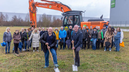 Stefan Enderle (vorn links), General Manager von Diatec und Mössner, und Peter Ehmer, Geschäftsführer von IBS Industrie-Bau Serv Spatenstich Diatec Mössner