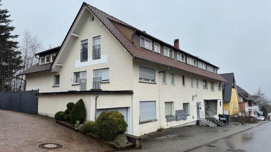 Am Flüchtlingsheim in der Wildbader Straße in Dobel soll das Dach saniert werden. Derzeit leben hier 20 Menschen. Foto: Zoller