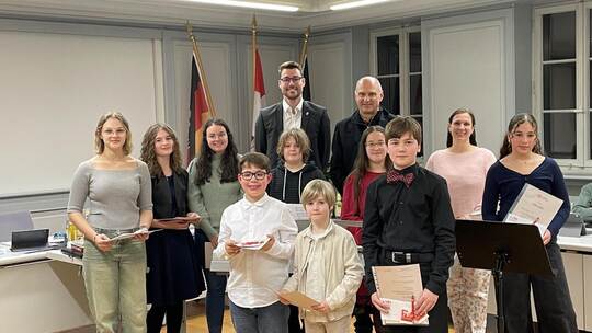 Bürgermeister Fabian Bader, Jugendmusikschulleiter Christian Knebel und Chorleiterin Miriam Kurrle (hinten von links) mit den ge