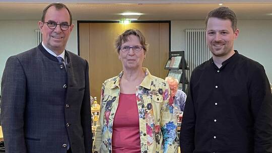 Mühlackers Oberbürgermeister Frank Schneider (links) verabschiedet Ulrike Fuchs und begrüßt Theo Seemann neu im Gemeinderat. Fot