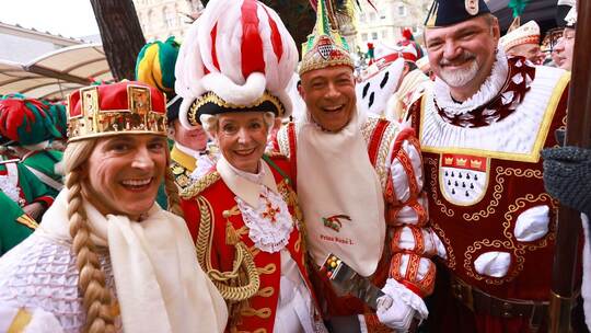 Weiberfastnacht im Rheinland - Beginn des Straßenkarnevals