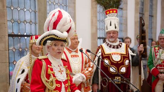Weiberfastnacht im Rheinland - Beginn des Straßenkarnevals