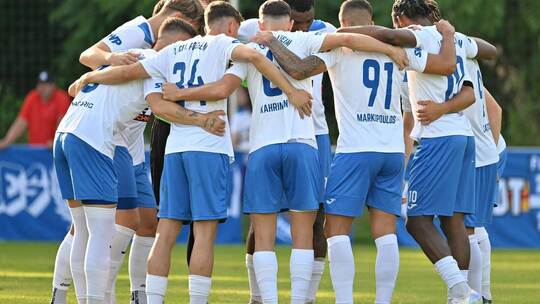 Gemeinsam durch die Spielzeit: Der CfR will sich auch ohne Macorig (links) und Markopoulos (Nummer 91) als Einheit präsentieren.