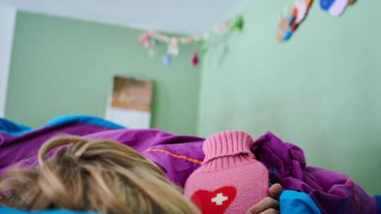 Krank im Bett: Viele Kinder und Jugendliche sind derzeit von Influenza betroffen. In den Notaufnahmen der Krankenhäuser stellen Krankes Kind (Symbolbild)