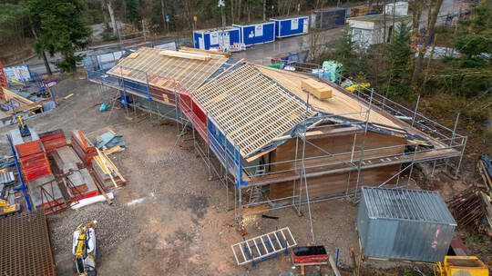 Binnen einer Woche haben die Zimmerleute dem Bau Konturen verliehen, in dem die Außenstelle der Tourist-Info und ein Souvenirlad Wildpark Baufortschritt
