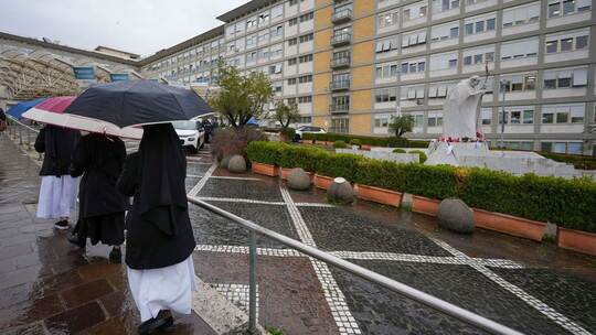 Papst Franziskus im Krankenhaus Papst Franziskus im Krankenhaus