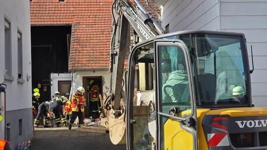 Hund hängt in Brunnenrohr fest - Rettung nach Stunden Hund hängt in Brunnenrohr fest - Rettung nach Stunden