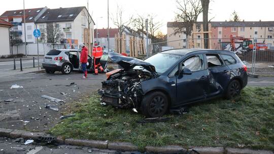 Drei Menschen bei Frontalzusammenstoß zweier Autos verletzt Drei Menschen bei Frontalzusammenstoß zweier Autos verletzt